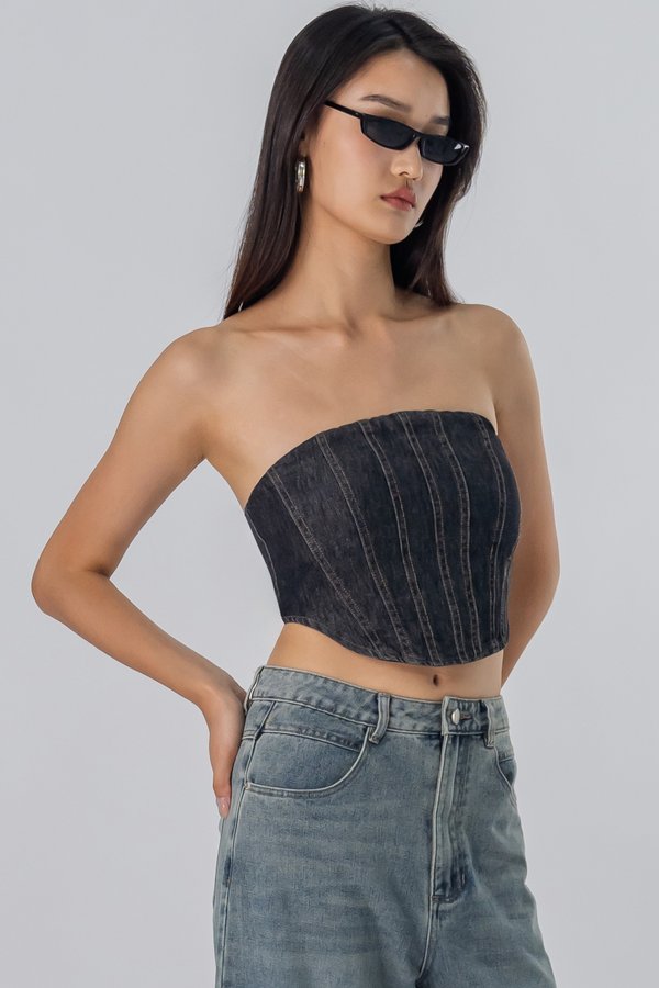 Distinct Top in Black Wash