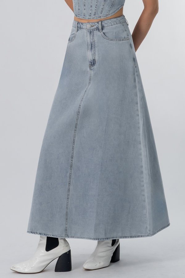 Regal Skirt in Light Wash