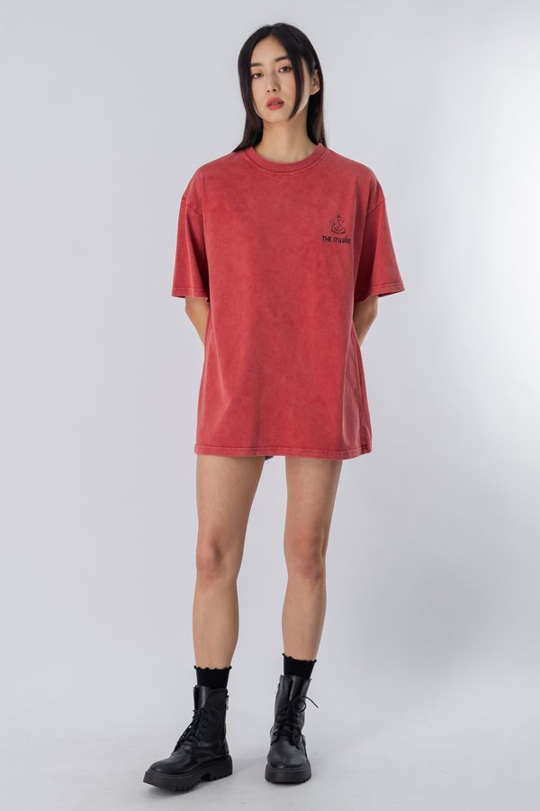 The Snake Tee in Red Wood Wash