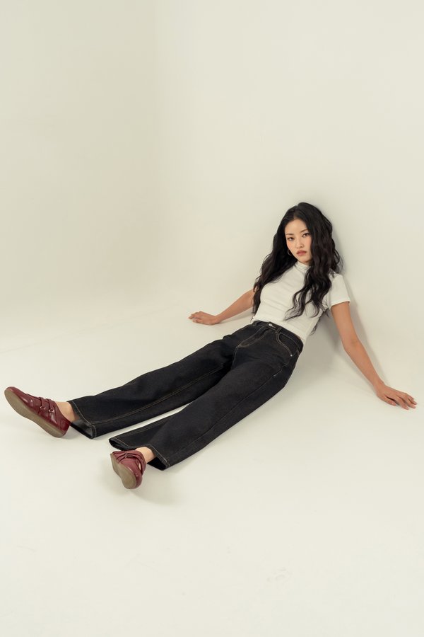 Prolonged Straight Cut Jeans in Black