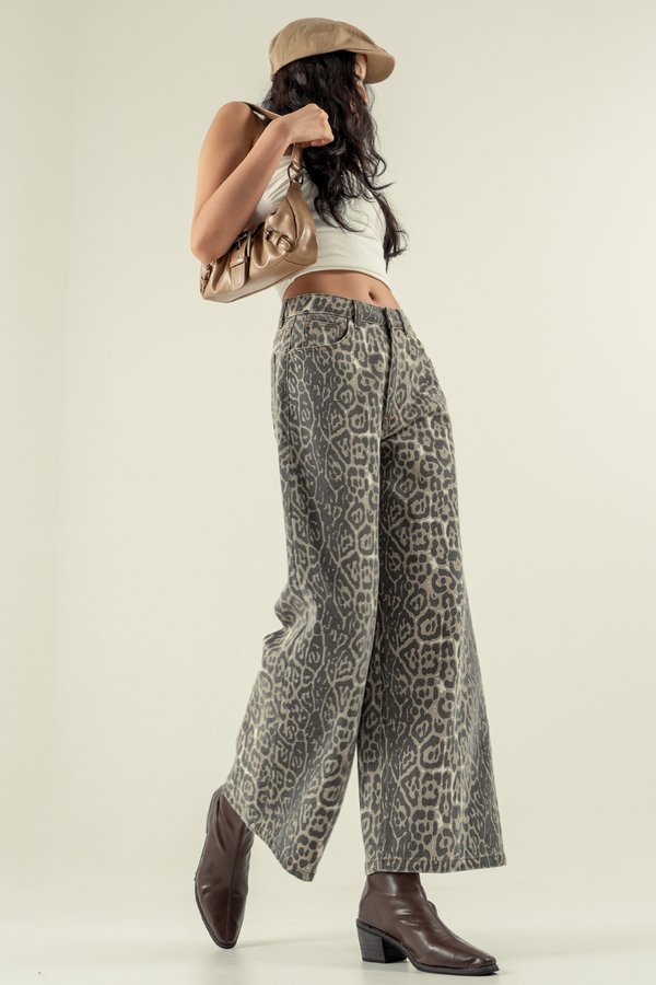 Prolonged Straight Cut Jeans in Leopard