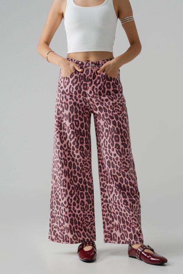 Prolonged Straight Cut Jeans in Pink Leopard