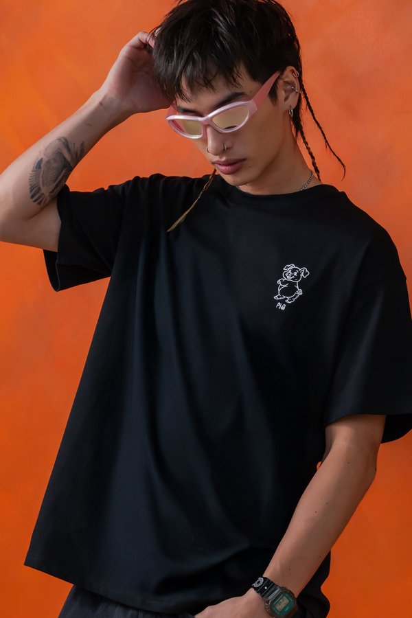 Cheeky Pig Tee in Black