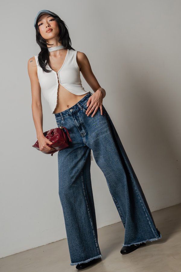 Curveball Hooked Curve Top In White