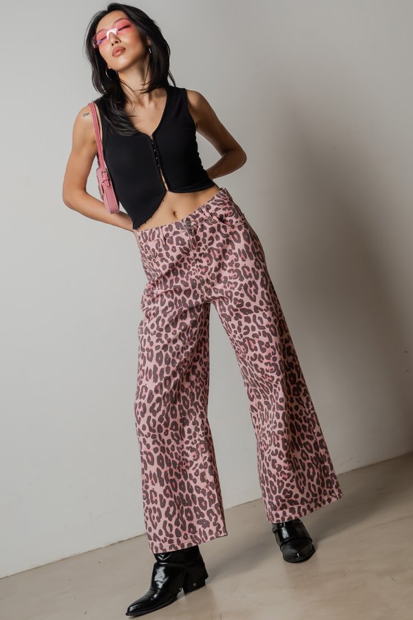 Curveball Hooked Curve Top In Black