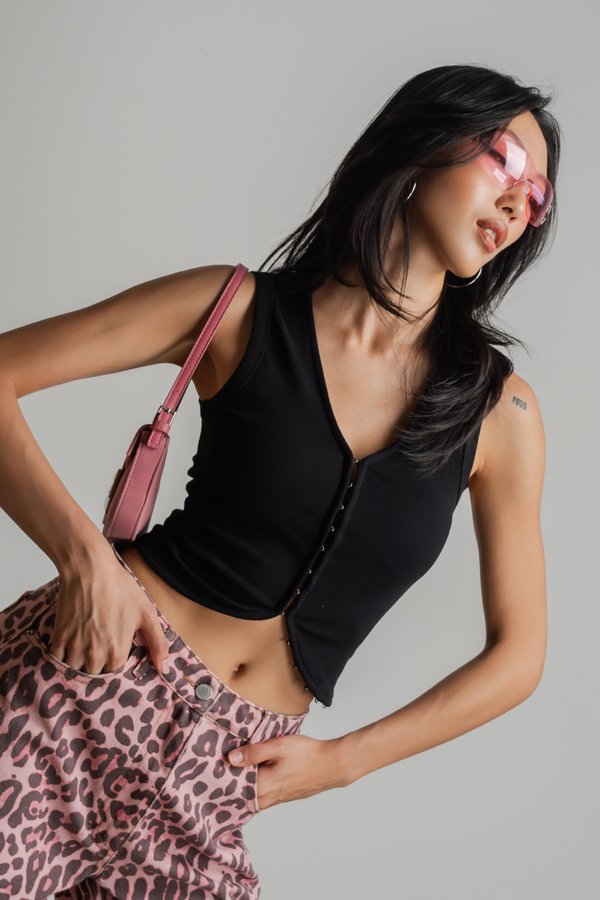 Curveball Hooked Curve Top In Black