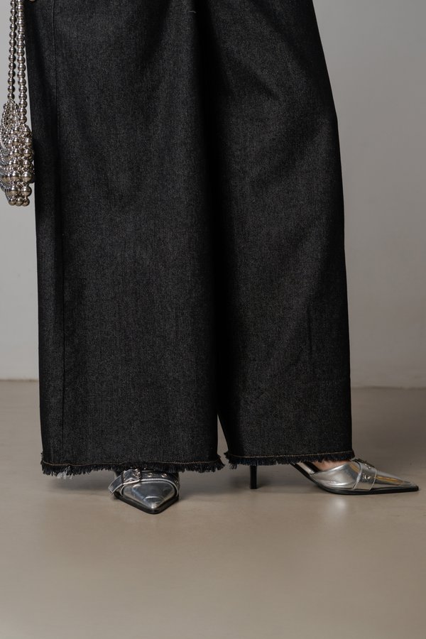 Flare Raw Hem Jeans In Black Wash