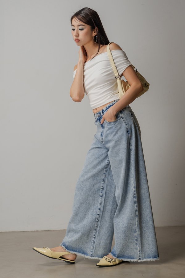 Flare Raw Hem Jeans In Light Wash